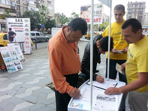 布加勒斯特市中心，罗马尼亚民众签名支持法轮功反迫害