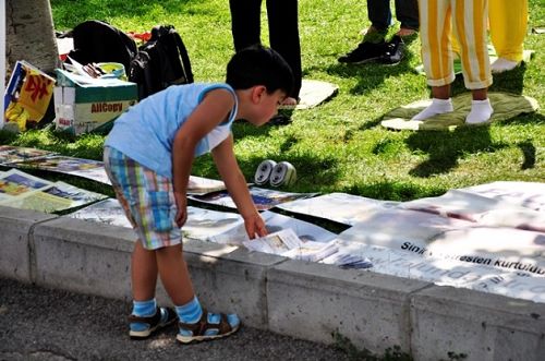 图4：活动中一名儿童主动前来索取法轮功真相材料