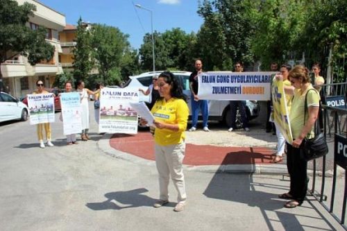 图5：法轮功学员代表在中使馆前宣读抗议书