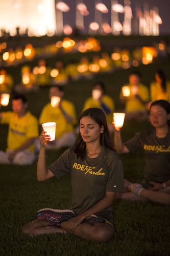 图1-5：法轮功学员在美国首都华盛顿纪念碑下，烛光夜悼被迫害致死的中国大陆同修