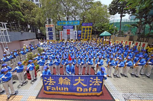 图2:天国乐团在七二零反迫害十六周年香港集会现场演奏。