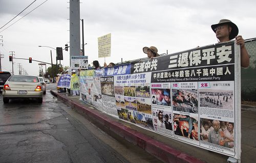 图1-10：反迫害十六周年，洛杉矶法轮功学员在华人聚居的圣盖博市（San Gabriel）山谷大道（Valley Blvd.），筑起了真相勇气长城，声援全球诉江大潮。