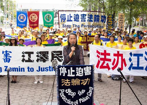 图2：活动组织者易蓉女士在集会上指出，法办江泽民是民心所向。