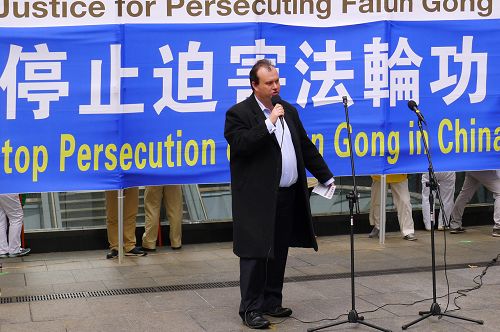 图6：帕拉玛塔市议员詹姆斯•肖（James Shaw）在集会上发言希望中国、澳洲政要参与捍卫、保护中国人权