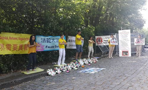 图4-5：七月二十日，土耳其的法轮功学员在中领馆前抗议，呼吁制止迫害和中共活摘法轮功学员器官的罪行。