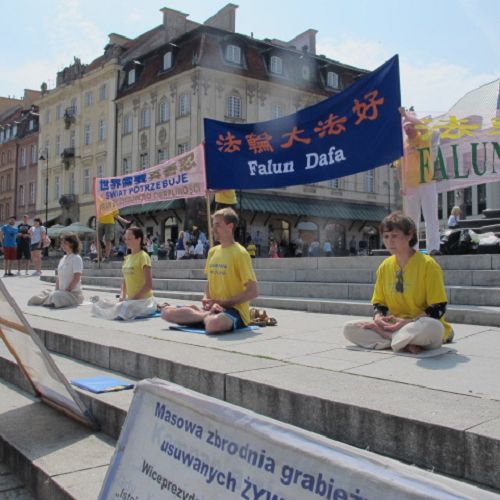 图2：七月二十二日，波兰法轮功学员在华沙老城举行讲真相活动，纪念“七•二零”。