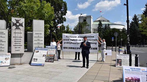图6-7：波兰法轮功学员在华沙议会大厦外举行集会，声援全球诉江大潮