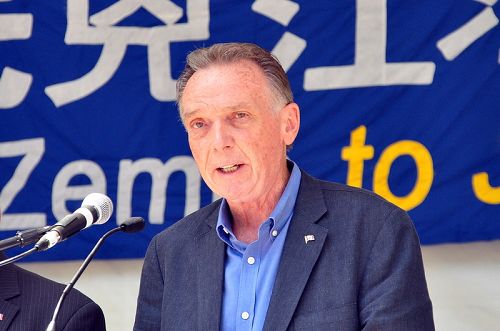 加拿大国会议员Peter Kent参加多伦多的声援诉江集会。