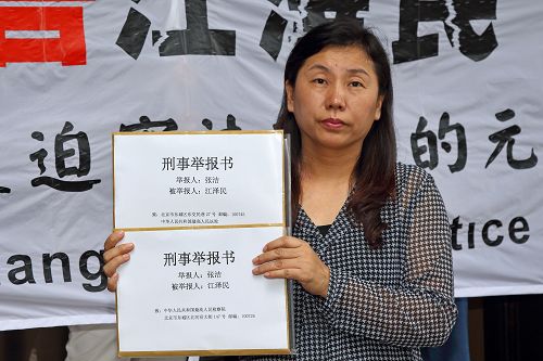 图6. 香港法轮功学员张洁举报江泽民，不单因为他罪恶滔天，也因为七十四岁的母亲上个月遭公安从家中抓走，目前仍被非法关押在济南市看守所。