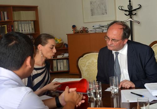 图1：奥地利外交部人权专员Gerhard Doujak博士（右）正在听取“为受威胁人民协会”（GFBV）代表Nadine Papa （左）讲述中共强摘法轮功学员器官的事实。