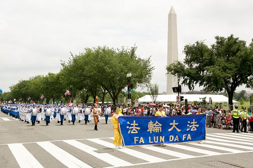 由法轮功学员组成的天国乐团连续第十年参加美国首都独立日游行