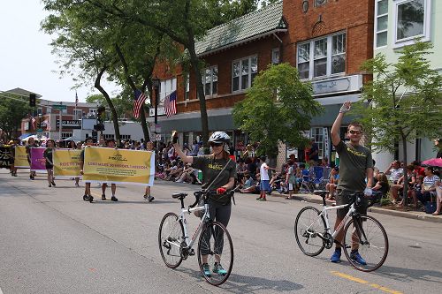 图4：途径芝加哥的“骑向自由”的二十多名年轻法轮功学员也加入了游行队伍