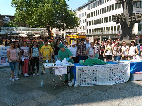 土耳其某护士学校的师生与法轮功学员合影，并支持法轮功反迫害
