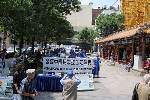 图4：蒙特利尔法轮功学员集会，让更多的人了解“诉江”是为全体中国人讨回正义公道。