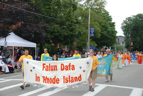 法轮功学员参加美国罗德岛州布里斯托尔市独立日庆祝游行