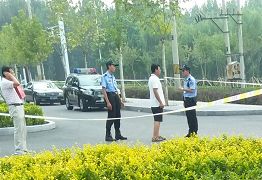 当事人文杰的弟弟文超，从老家黑龙江赶来，迟到了十几分钟，警察说什么也不让进入旁听。