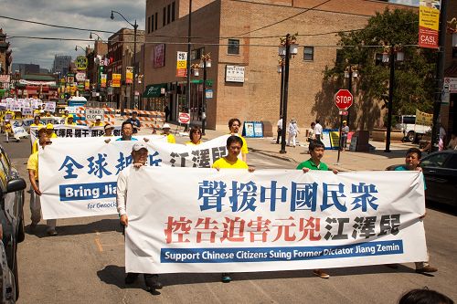 法轮功学员在芝加哥中国城游行，声援诉江潮
