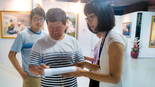 图说5 6 7 台中市民在“刑事举报江泽民”联署书上签名，希望能共同制止这场对法轮功的迫害。