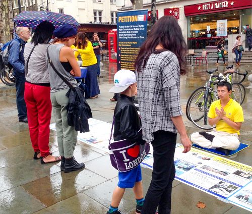 八月二十九日，在伦敦圣马丁广场，路人停下脚步了解法轮功真相