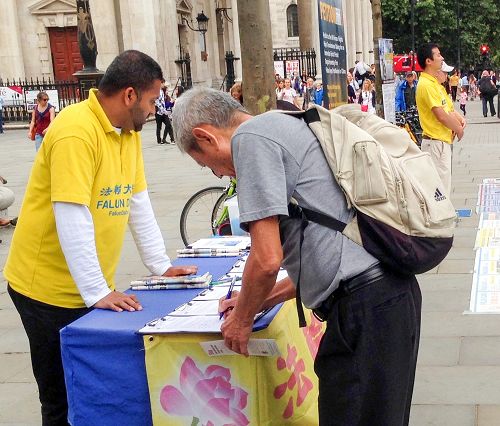 八月二十九日，在伦敦圣马丁广场，一位已经了解法轮功真相的马来西亚华人径直去签名反迫害