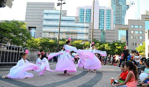 莲花艺术团的舞蹈表演