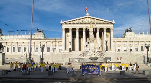 二零一五年九月十九日星期六，部分欧洲法轮功学员在奥地利国会大厦（The Austrian Parliament）前集体炼功