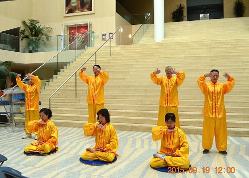 法轮大法学员在信仰节上表演五套功法。