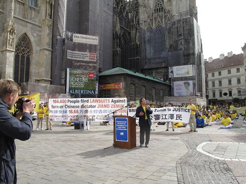 图1：二零一五年九月十九日上午，欧洲法轮功学员在维也纳斯特凡大教堂前广场举行反迫害、声援全球控江集会