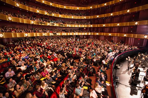 2016年1月14日至17日神韵艺术团纽约林肯中心大卫寇克剧院（David H. Koch Theater at Lincoln Center）四天五场演出场场爆满，创下令业界刮目相看的票房奇迹。