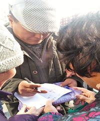 图：民众在举报江泽民的举报信上签名