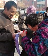 图：民众在举报江泽民的举报信上签名、按手印。