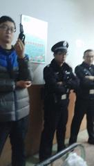 图3：病房内监视崔永芬的警察即便衣，便衣手拿小型摄像机在录像