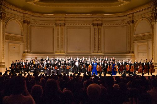 '图1-6：二零一六年十月十五日，神韵交响乐团在纽约卡内基音乐厅的艾萨克•斯特恩礼堂（Isaac Stern Auditorium）内连演两场演出，演出结束时，乐团指挥米兰•纳切夫在观众们热情的欢呼声中不断返场安可。'