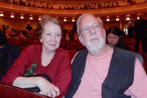 '图7：资深竖琴演奏家、作曲家Valerie Whitcup女士与丈夫一起欣赏了神韵交响乐团十月十五日下午在纽约卡内基音乐厅（Carnegie Hall）的演出。'