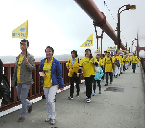 图1：法轮功学员的游行队伍穿过金门大桥。