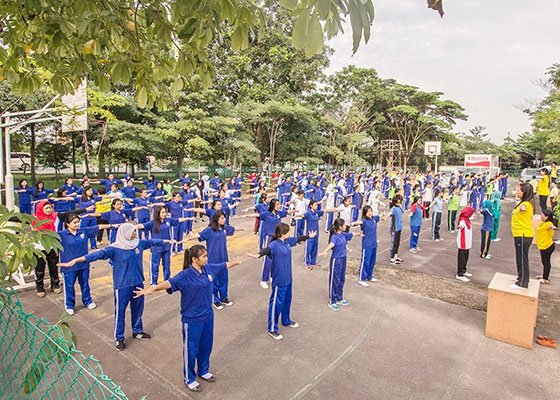 印尼巴淡岛多个学校师生学炼法轮功