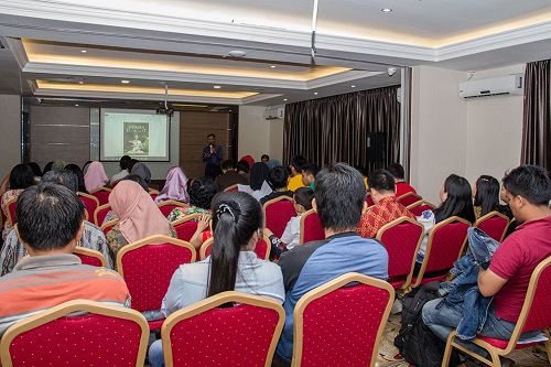 '图1：印尼法轮功学员于十月一日，在巴淡岛为公众放映揭示中共活摘器官罪行、获得今年皮博迪奖的纪录片——《活摘》。'
