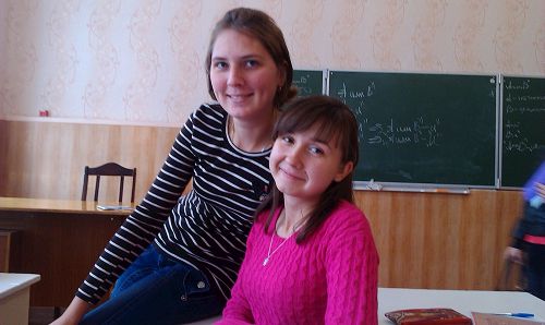 '伊琳娜今年21岁，现在是俄罗斯沃罗涅日（Voroneshi）师范大学学生（左为伊琳娜，右为尤莉亚）'