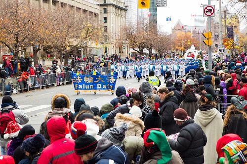 图1-3：11月20由法轮功学员组成的多伦多天国乐团参加了多伦多圣诞大游行，这是加拿大规模最大的圣诞大游行，今年已经是第112届。据主办者介绍沿途约有 80 万民众在路边观看游行。
