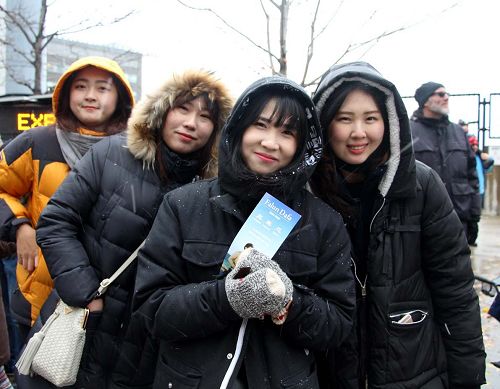 图14：Meerae是韩国留学生，她和她的同学们看到天国乐团很兴奋，不停的拍照和欢呼。