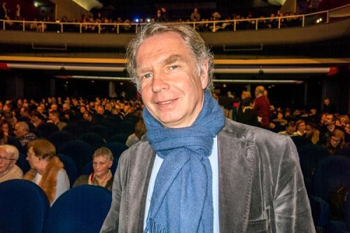 范德维德（Van de Velde）三月二日晚观看了神韵国际艺术团在法国鲁贝的演出