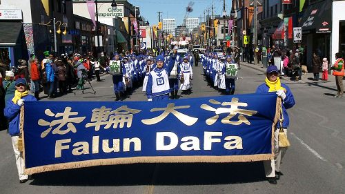 图：天国乐团参加渥太华第三十四届圣派翠克节游行