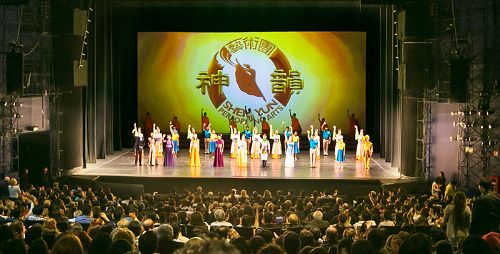 图1：2月26日晚，神韵巡回艺术团在墨西哥首都墨西哥城文化中心剧院的演出爆满加座。