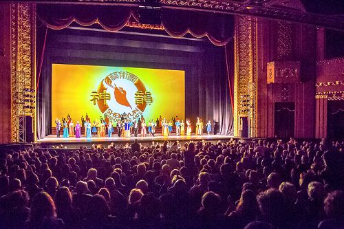 图3：2016年2月13日下午，美国神韵国际艺术团在美国圣路易斯皮博迪歌剧院（Peabody Opera House）的演出落幕盛况