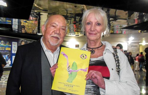 图5：墨西哥著名演员Sergio Corona和太太Ingrid观看了2月27日下午神韵巡回艺术团在墨西哥首都墨西哥城文化中心的演出。