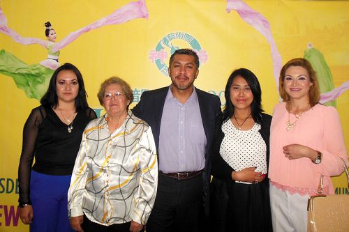 图6：墨西哥Grupo Fórmula广播电台的总裁助理Gustavo Pisano先生（中）、律师太太Belem Uribe（右一）、女儿Belén Pizano（右二）、心理学家（左一）Tracy Cabrera Uribe和岳母前舞蹈教师 Celia Uribe全家一行5人观看的演出。