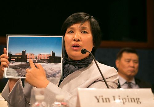 尹丽萍向美国国会议员展示辽宁省马三家教养院照片。
