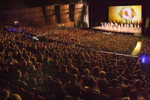 图1：神韵艺术团此度的欧洲巡演最后一站是在法国巴黎国际会议中心（Palais des congrès de Paris）。图为，四月十六日下午的神韵演出结束时，现场三千多观众热烈鼓掌。
