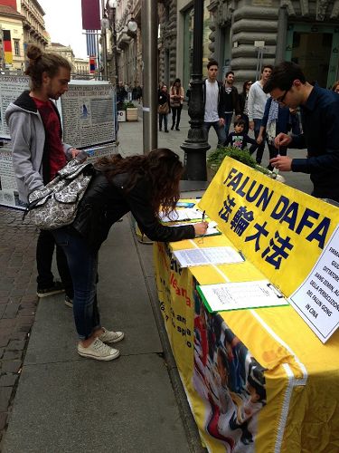 图3-6：意大利人和游客签名支持起诉迫害元凶江泽民