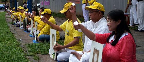 活动中，学员们点燃烛光悼念在中国被迫害致死的法轮功学员
